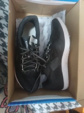 Zapatillas clavos Kiprun negras y blancas