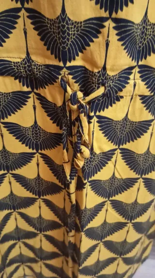 Vestido amarillo y negro estampado