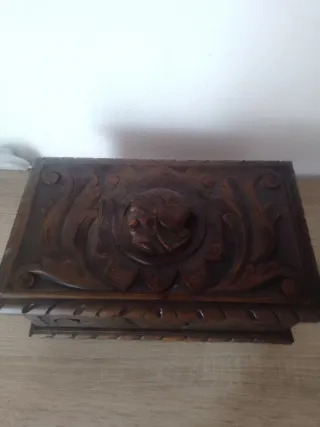 Caja de madera tallada