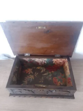 Caja de madera tallada