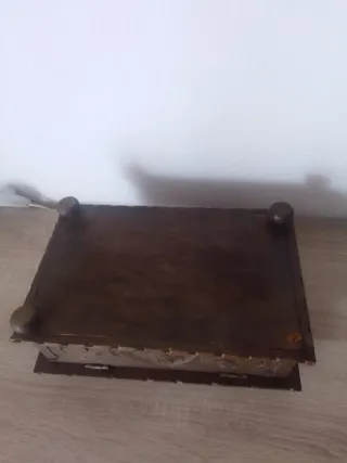 Caja de madera tallada