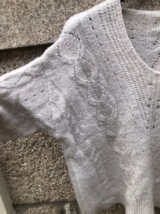 Camisola bege decote V mulher