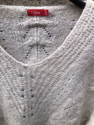 Camisola bege decote V mulher