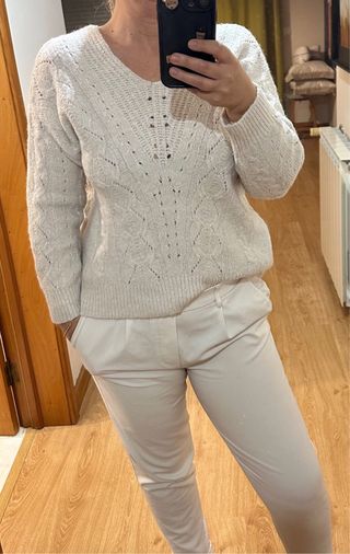 Camisola bege decote V mulher