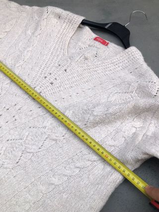 Camisola bege decote V mulher