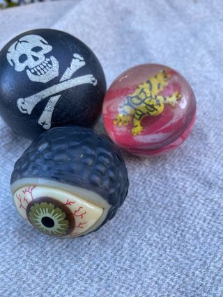 3 palline di gomma: teschio, rana, occhio