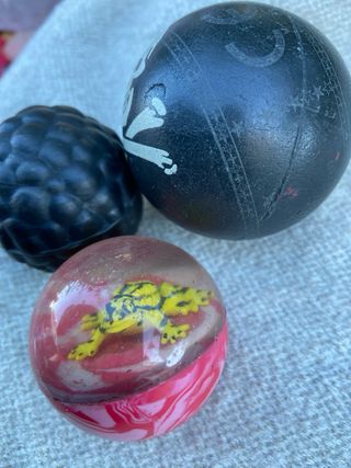 3 palline di gomma: teschio, rana, occhio
