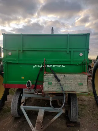 Remolque basculante verde