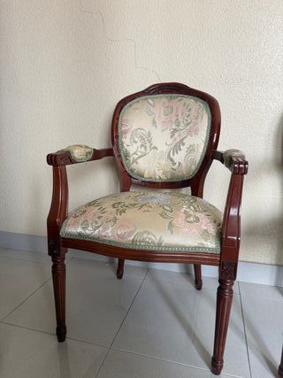 Sofá y silla antiguas de madera y tela