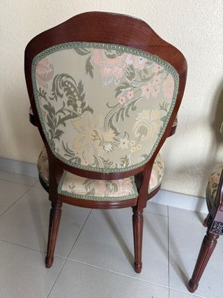 Sofá y silla antiguas de madera y tela