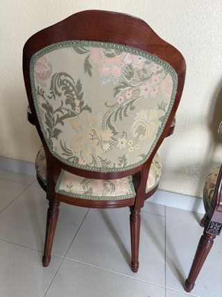 Sofá y silla antiguas de madera y tela