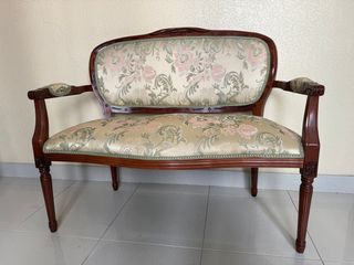 Sofá y silla antiguas de madera y tela