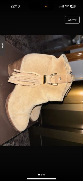 Botas de ante con flecos y hebilla