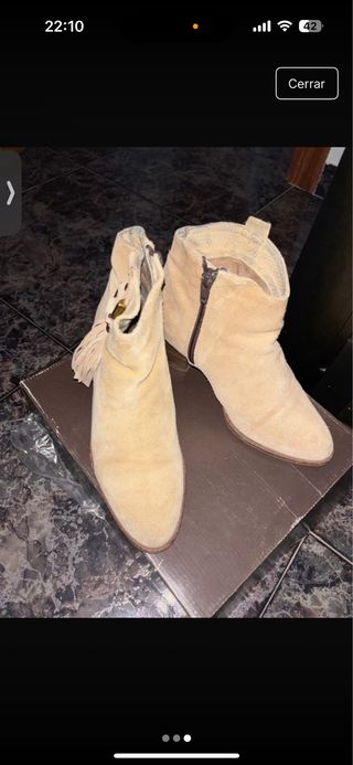 Botas de ante con flecos y hebilla