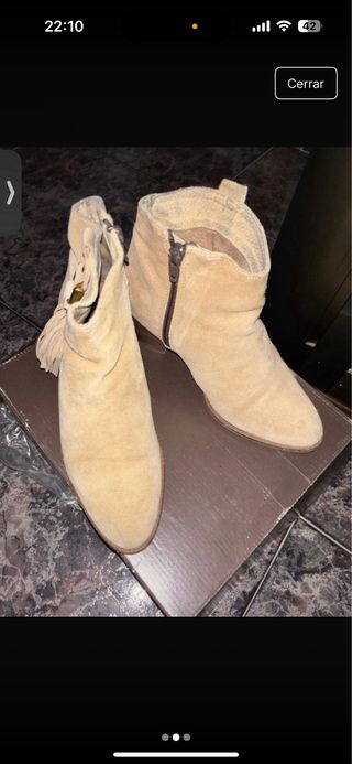 Botas de ante con flecos y hebilla