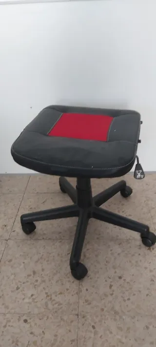 2 Taburetes de Oficina Negros y Rojos