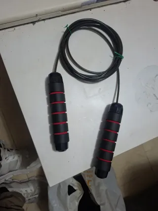 Comba de gimnasia negra y roja