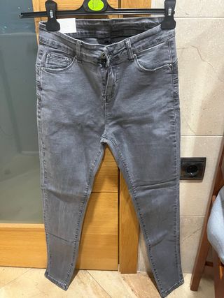 Pantalón vaquero pitillo gris talla 38