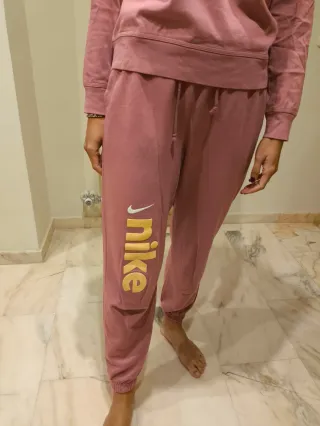 Conjunto deportivo Nike rosa