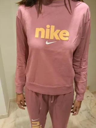 Conjunto deportivo Nike rosa
