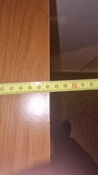 Cómoda de madera marrón.