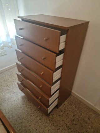Cómoda de madera marrón.