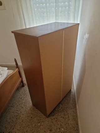 Cómoda de madera marrón.
