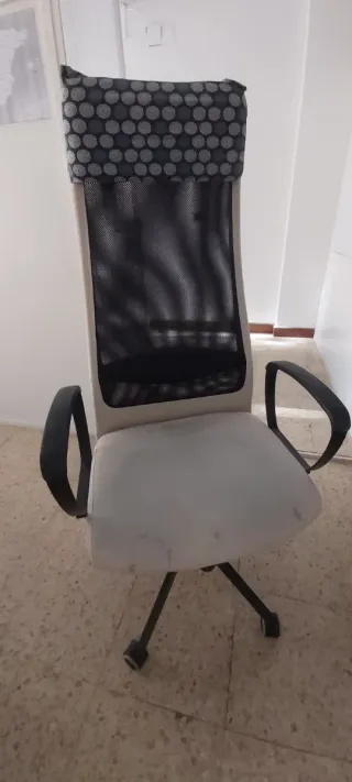 Sillón de oficina gris