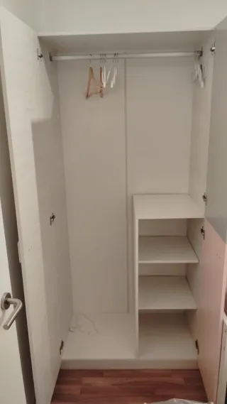 Cama nido con colchones y armario.