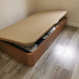 Cama individual con base de madera y colchón