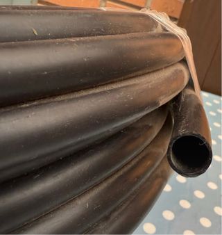 Tubo de riego negro