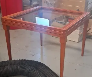 Mesa de comedor de madera y cristal