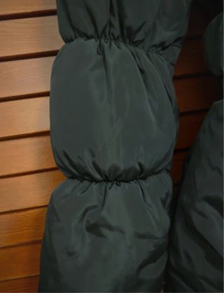 Cazadora negra acolchada con cinturón