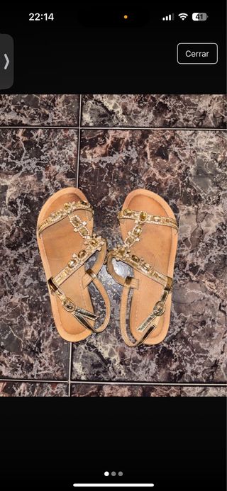 Sandalias doradas con pedrería
