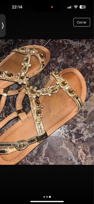 Sandalias doradas con pedrería