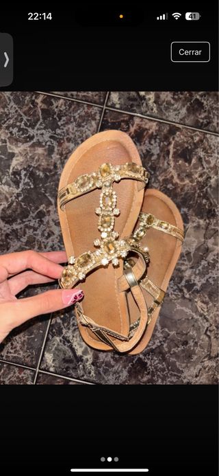 Sandalias doradas con pedrería