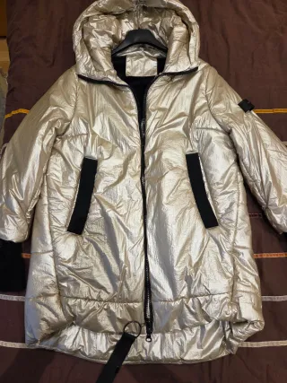 Chaqueta dorada acolchada