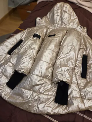 Chaqueta dorada acolchada