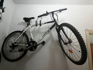 Bicicleta de montaña blanca y negra