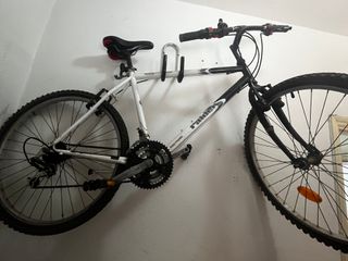 Bicicleta de montaña blanca y negra