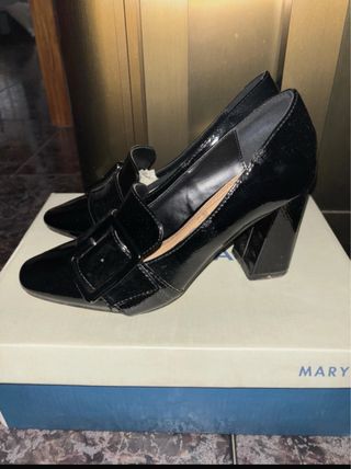 Zapatos de tacón negros con hebilla