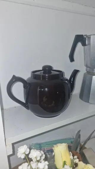 Tetera de cerámica negro.