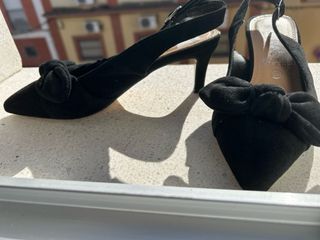 Zapatos de salón negros con lazo