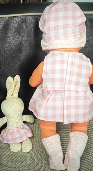 Muñeca con bolsa de transporte y peluche