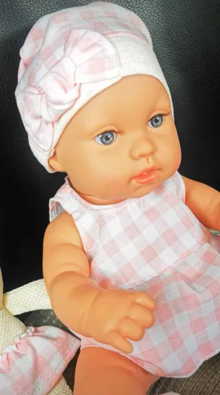 Muñeca con bolsa de transporte y peluche