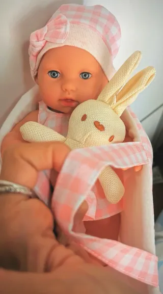 Muñeca con bolsa de transporte y peluche