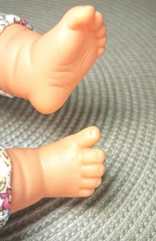 Muñeca con bolsa de transporte y peluche