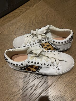 Zapatillas blancas con detalle leopardo