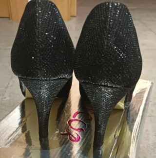 Zapatos de tacón negros brillantes talla 38
