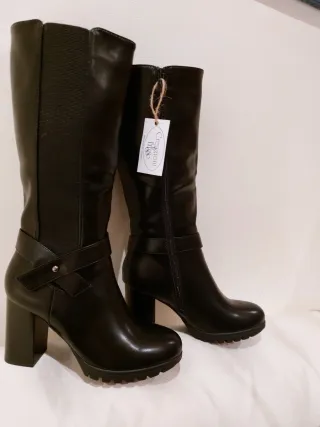 Stivali alti neri con tacco